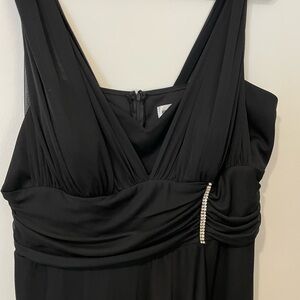 Elegant Black Evening Dress with a Hint of Sparkle